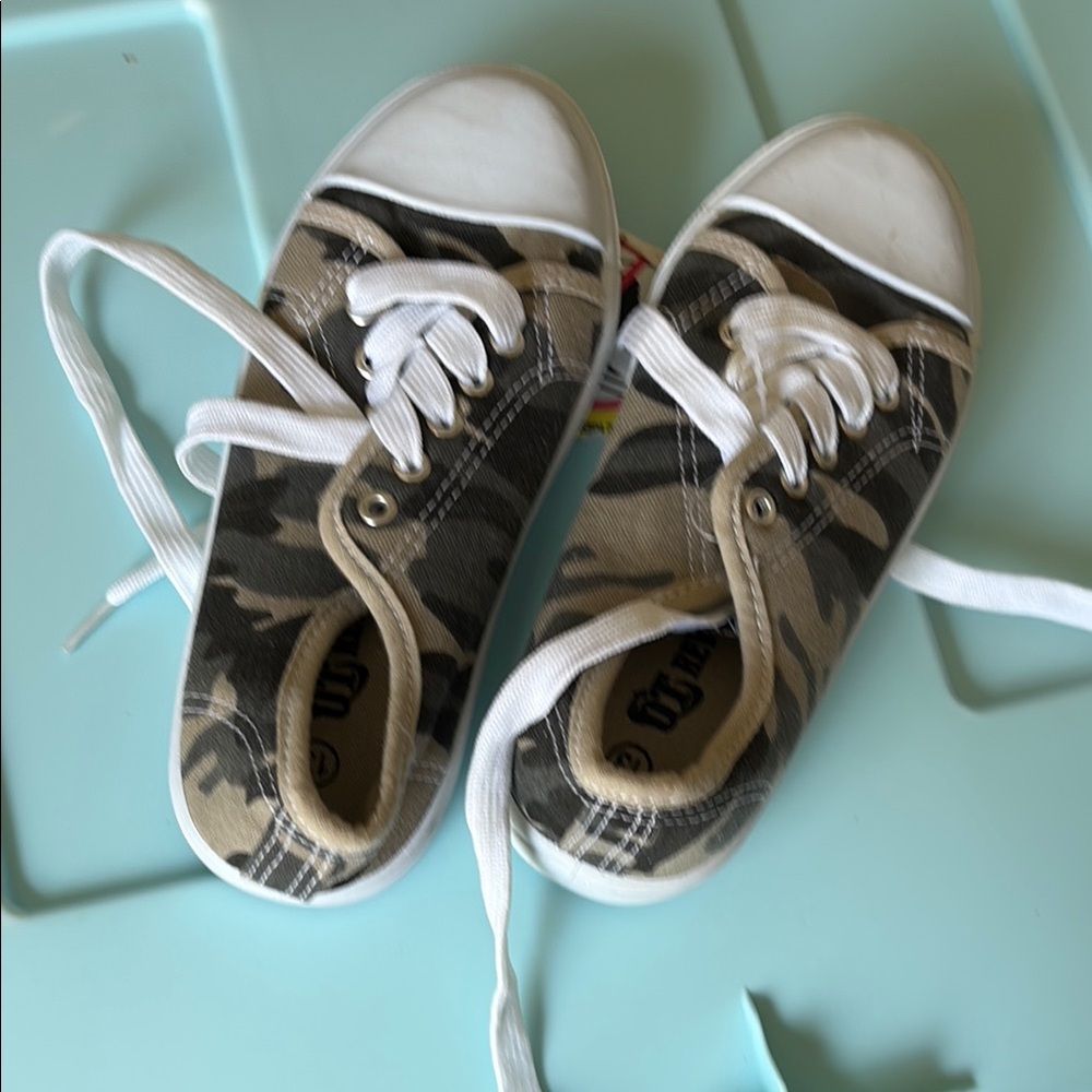 Revolution Green and White Sneakers Casual Low-Top